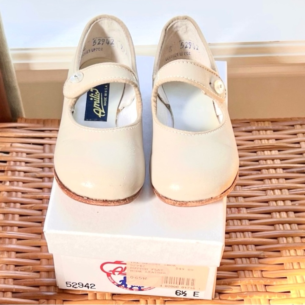 Kepner Scott Amilio Diana Button Flat Bone Leather Shoe. 6.5E. Great condition